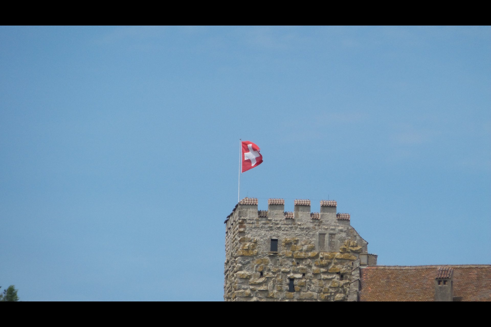 Samsung GALAXY Camera 2 EK-GC200 : 21x Zoom auf die Schweizerfahne auf dem Schloss